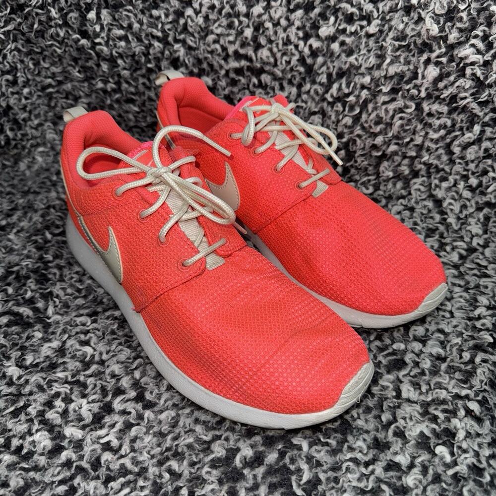 Nike Women's Roshe One Sneakers, Pink/Stardust/White, 7y Medium US